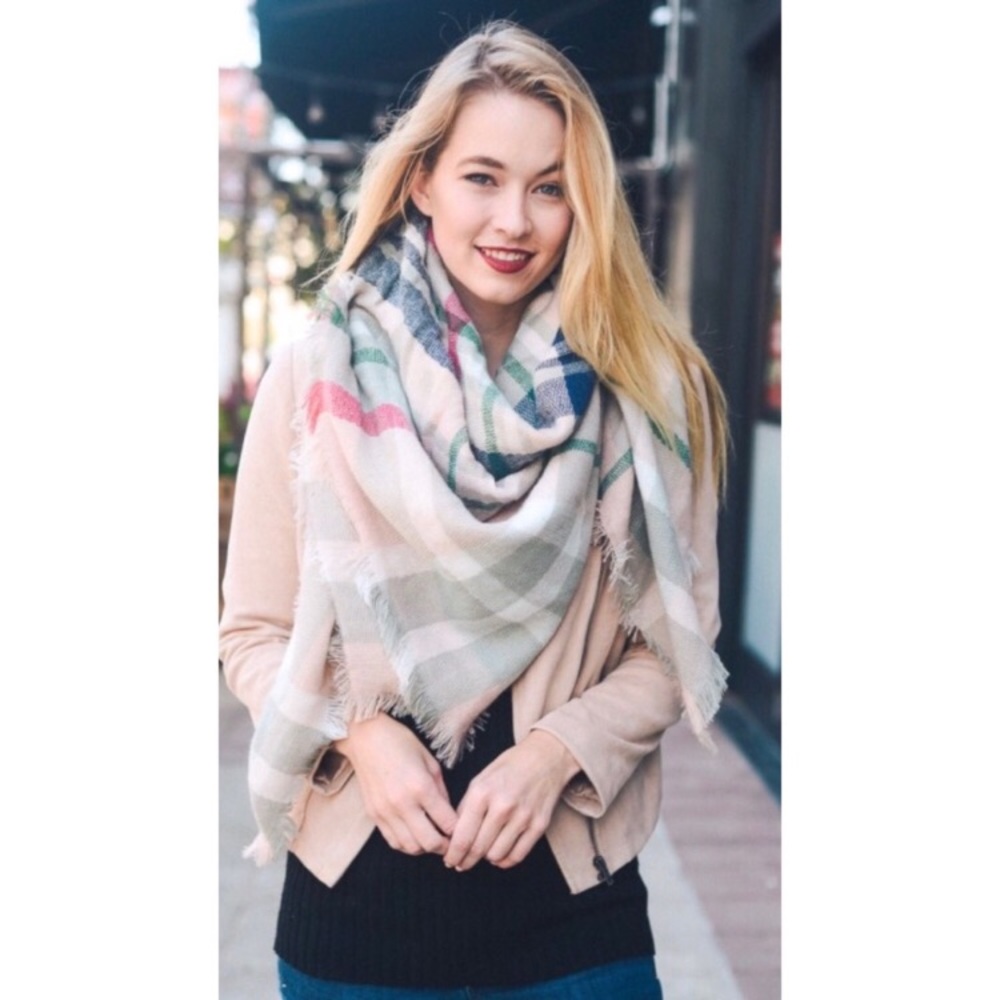 🎉10XHP🎉 Light pink plaid scarf
